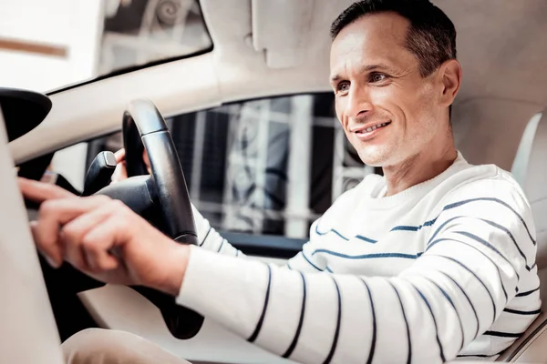 Positieve blij stuurprogramma voorbereiding van de route — Stockfoto