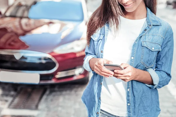 Närbild på unga kvinnliga det med hennes telefon — Stockfoto