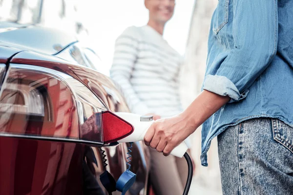 Fechar a mão feminina que abastece o carro — Fotografia de Stock