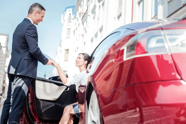 Mujer bonita mirando a su colega — Foto de Stock