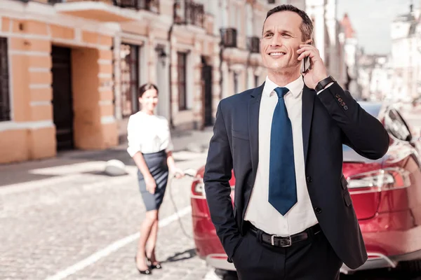 Empresário confiante falando por telefone — Fotografia de Stock