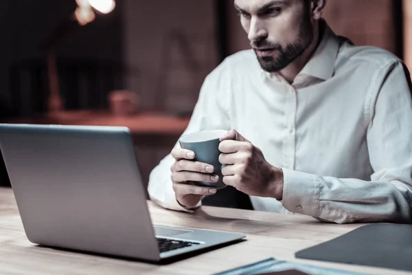 Bonito barbudo masculino estar no trabalho — Fotografia de Stock