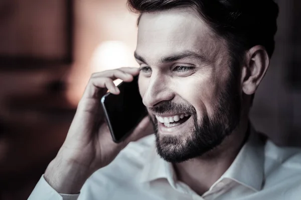 Close up van gelukkig brunette die praten per telefoon — Stockfoto