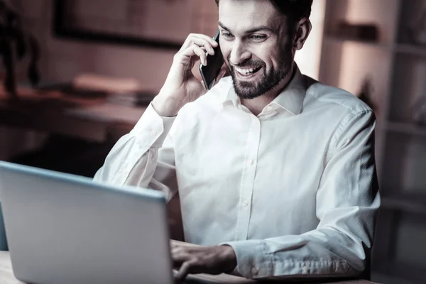 Hombre de negocios alegre tener una conversación agradable — Foto de Stock