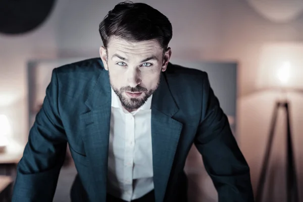 Retrato de homem confiante que posando na câmera — Fotografia de Stock