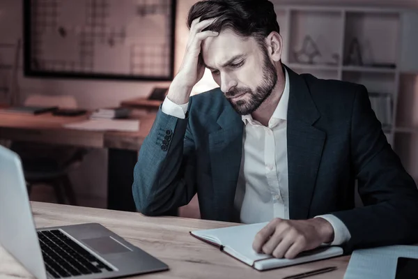 Aufgebrachte Brünette berührt seine Stirn — Stockfoto