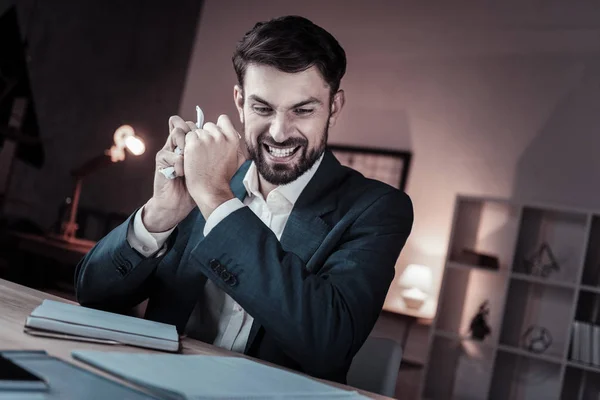 Irritado homem pessoa rasgando papel em pedaços — Fotografia de Stock