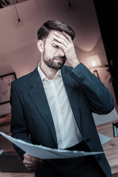 Cansado homem pessoa cobrindo seu rosto — Fotografia de Stock