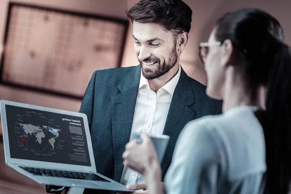 Positieve blij zakenman aan te tonen zijn project — Stockfoto