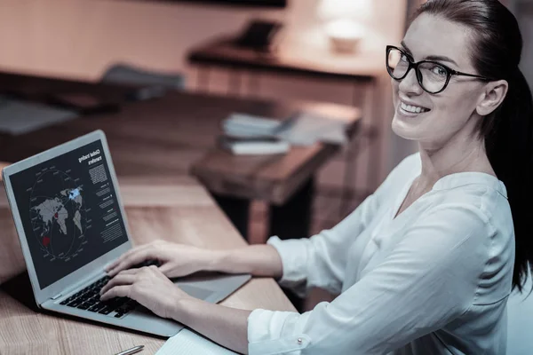 Positiv glad kvinna som arbetar med laptop — Stockfoto