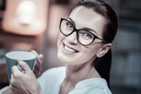 Sonrisa Sincera Mujer Negocios Alegre Sonriendo Mientras Sostiene Taza Beber — Foto de Stock