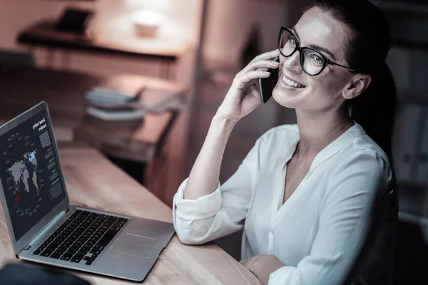 Affascinante femmina avendo piacevole conversazione — Foto Stock