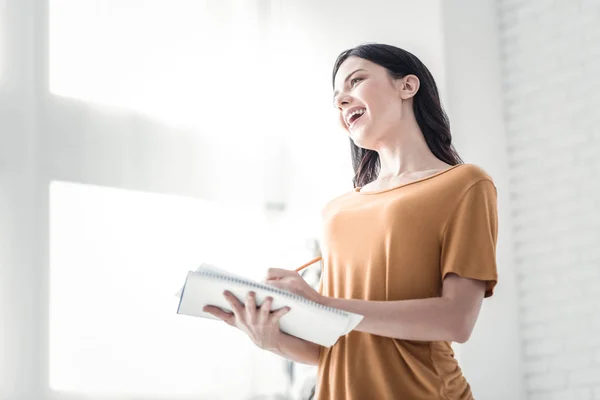 Charmante vrouwelijke persoon maken van notities — Stockfoto