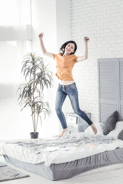 Radostné dívka skákání na posteli — Stock fotografie