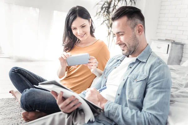 Alegre persona masculina haciendo avisos — Foto de Stock