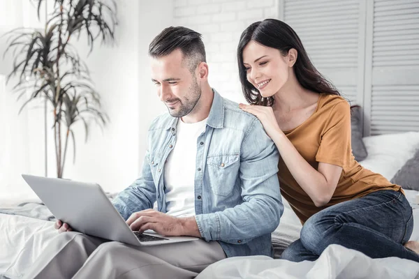 Mujer alegre apoyada en su hombre — Foto de Stock