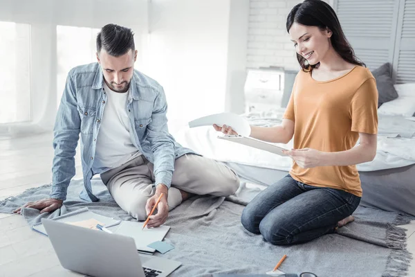 Hombre barbudo guapo ayudando a su novia — Foto de Stock