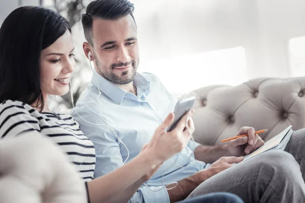 Relajado amante pareja viendo vídeo — Foto de Stock