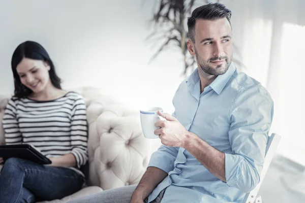 Persona masculina pensativa mirando a un lado — Foto de Stock