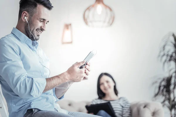 Relajado hombre teniendo vídeo conversación — Foto de Stock