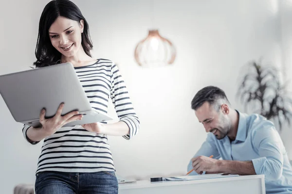 Positivo uomo felice seduto sul suo posto di lavoro — Foto Stock