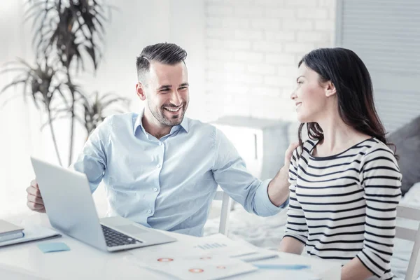 Freudige männliche Person kommuniziert mit ihrem Partner — Stockfoto