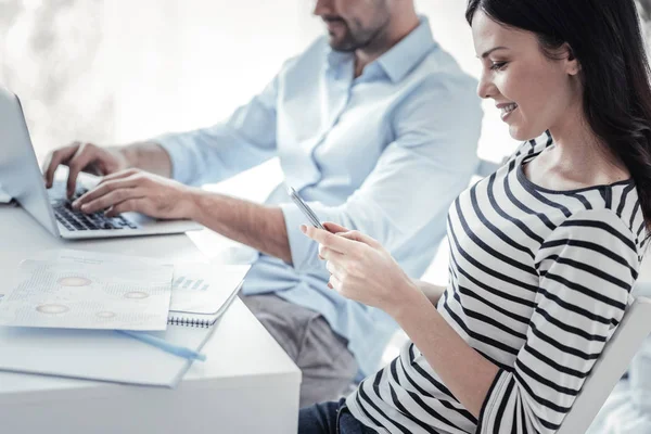 Glada kvinnliga person läsa meddelande — Stockfoto