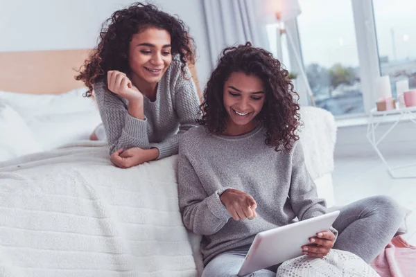 Sœur souriante montrant ses photos de frères et sœurs de vacances — Photo