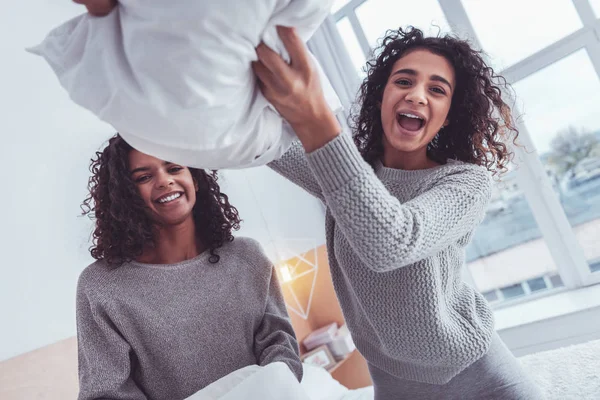 Primos sonrientes sintiéndose inolvidables pasando tiempo en familia —  Fotos de Stock