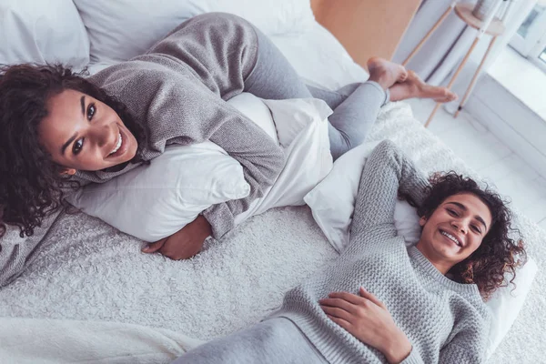 Belos amigos assistindo filme juntos — Fotografia de Stock