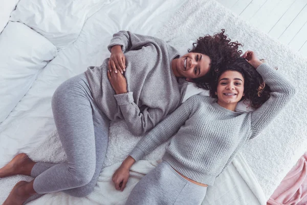 Duas irmãs vestindo as mesmas roupas se sentindo adorável — Fotografia de Stock