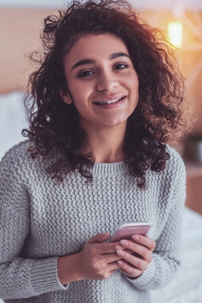 Curly bastante freelancer llamando a su mejor amiga — Foto de Stock