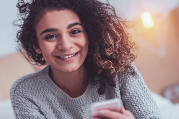 Amplia Sonrisa Mujer Joven Ojos Oscuros Sintiéndose Muy Feliz Tener — Foto de Stock