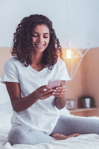 Ocupado freelancer revisando su correo electrónico en el teléfono inteligente — Foto de Stock