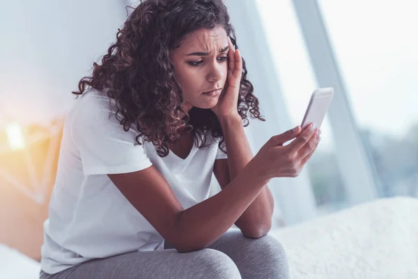 Millennial menina sentindo-se preocupado ao ler notícias do mundo — Fotografia de Stock