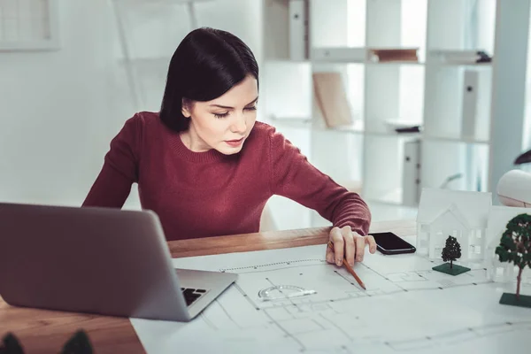 Aufmerksame Ingenieurin arbeitet an Skizze — Stockfoto