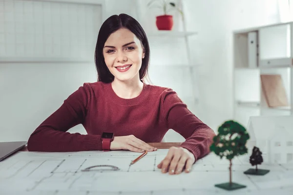 Cheerful female person sitting at her workplace — Stock Photo, Image