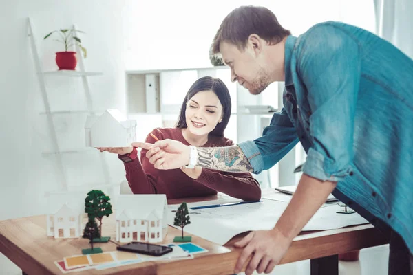 Hübsche männliche Person, die in Halbposition steht — Stockfoto