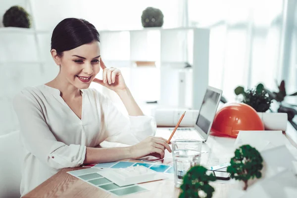 Cheerful young female thinking positive — Stock Photo, Image