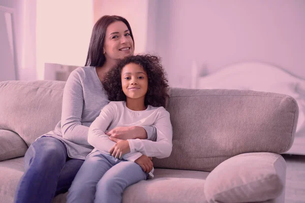 Mooie jonge vrouw zit met haar dochter — Stockfoto