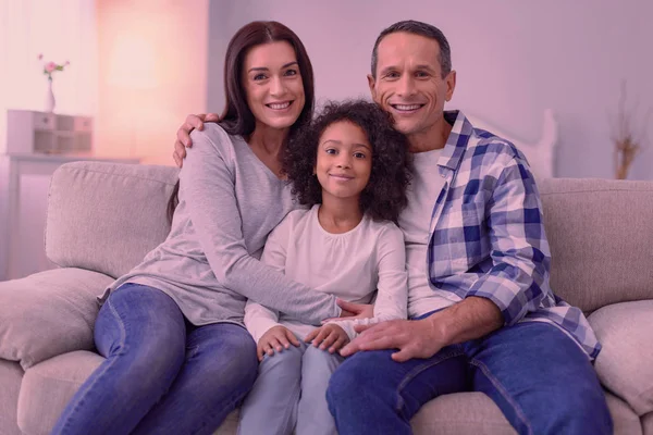 Trevlig glad familj sitter tillsammans i soffan — Stockfoto