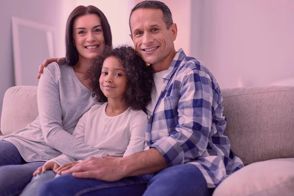 Vrolijke happy man zit met zijn gezin — Stockfoto