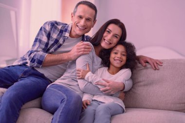 Neşeli mutlu aile birlikte kanepede oturan