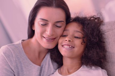 Çok güzel genç kadın gözlerini kapatma