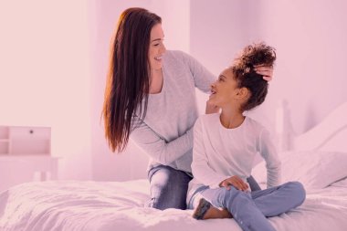 Mutlu güzel anne ve kızı birbirine bakarak