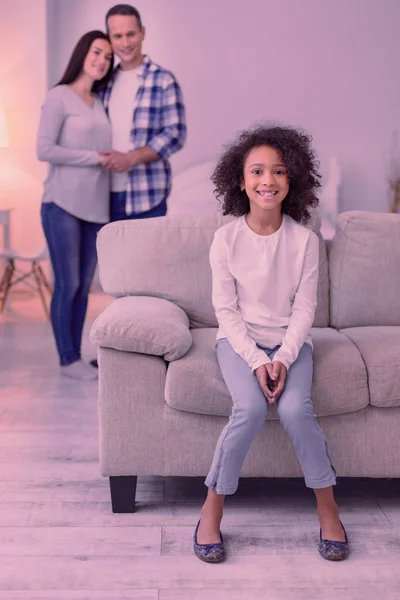 Alegre positivo encantado menina sorrindo para você — Fotografia de Stock