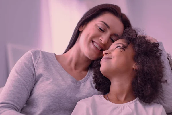 Positivo agradable madre e hija sonriendo el uno al otro —  Fotos de Stock