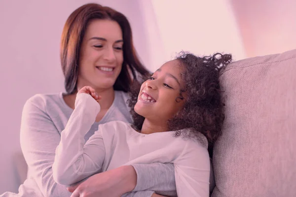 Vrolijke positieve meisje tijd doorbrengen met haar moeder — Stockfoto