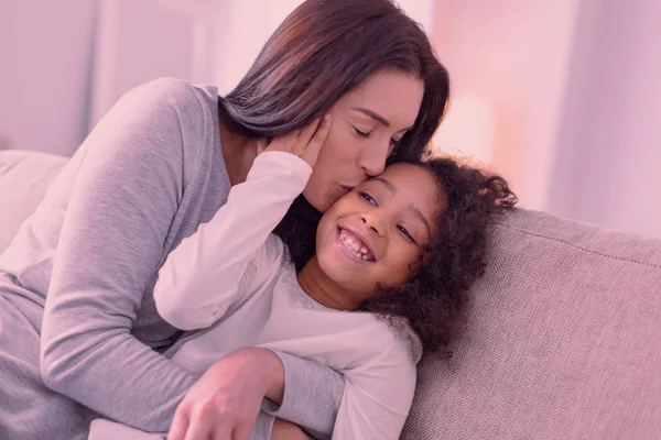 Blij mooie vrouw een kus geven aan haar dochter — Stockfoto