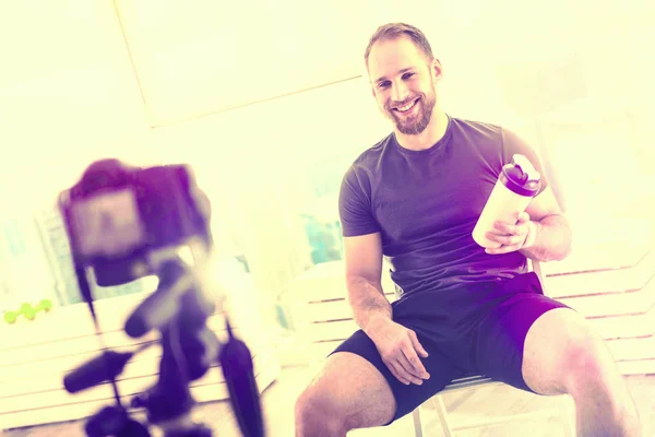 Heureux homme agréable se reposant après l'entraînement à la maison — Photo